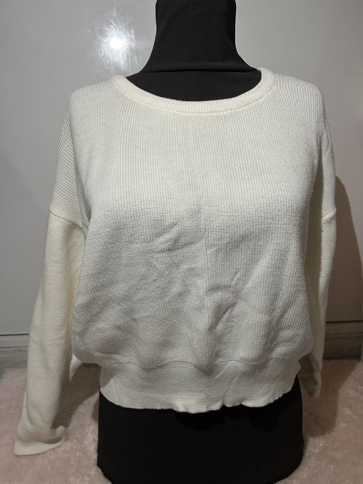 Комплект: Бяла плетена блуза + зимна шапка с пухче