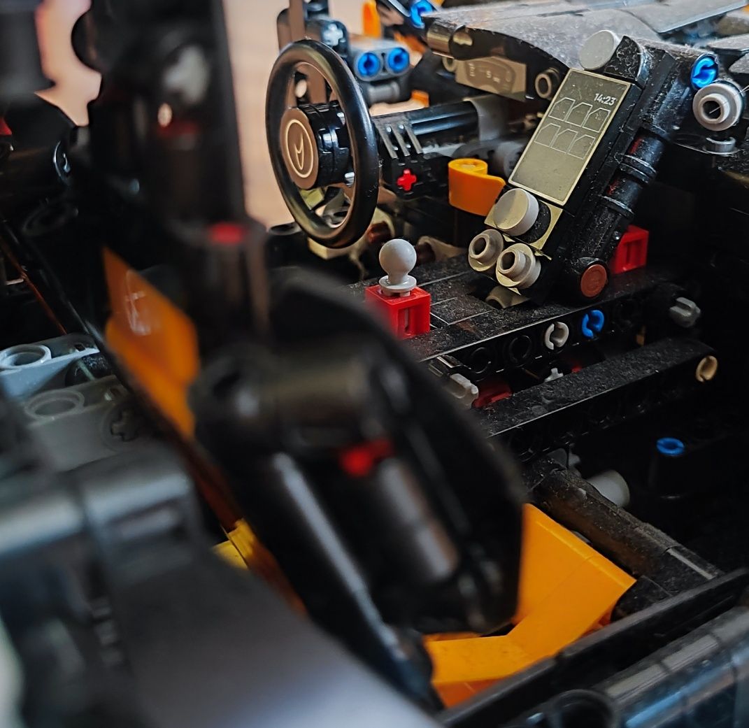 LEGO® Technic McLaren P1 ™ в мащаб 1:8
