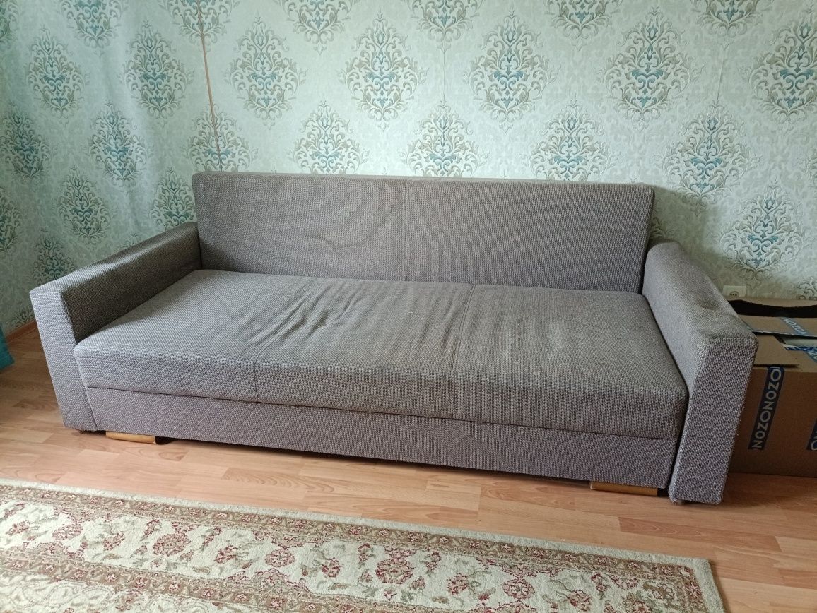 Продается диван , дешево, состояние среднее