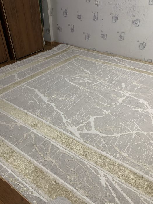 Продам большой ковер 3/5  в хорошем состоянии