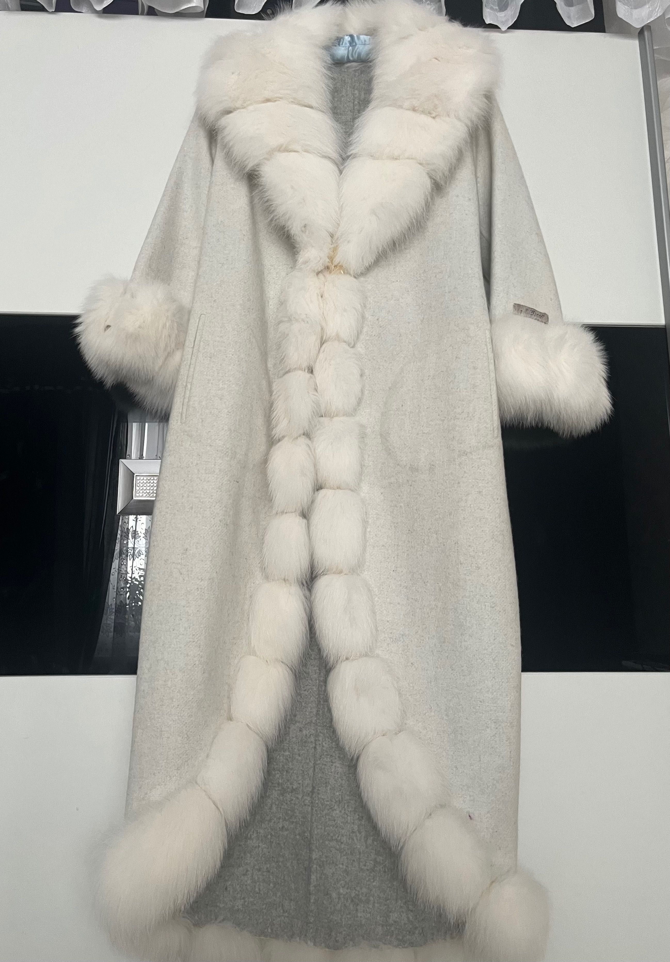 Дълго дамско бяло палто