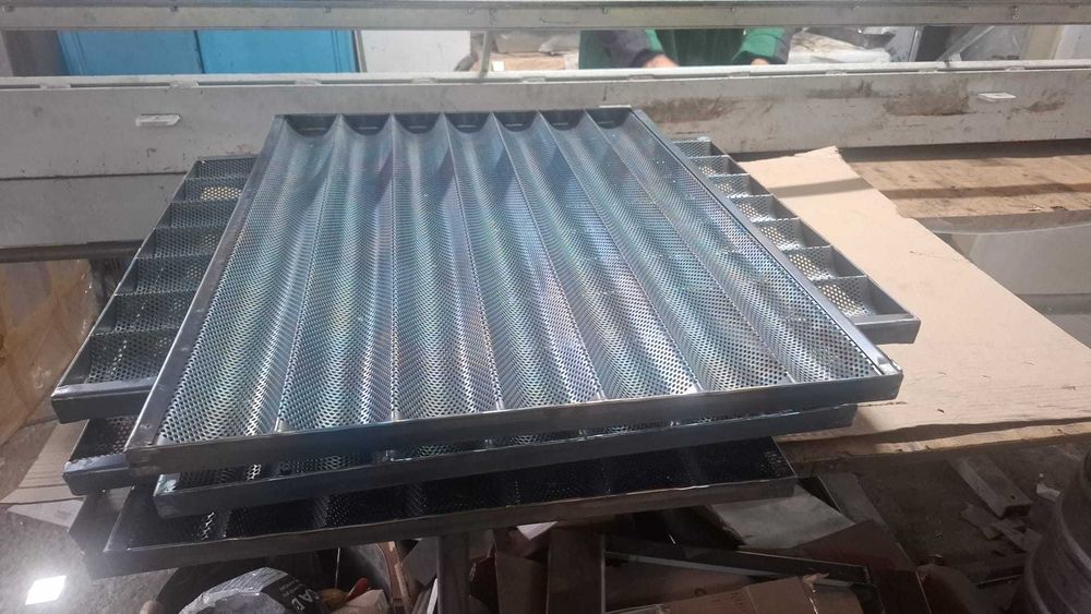 Tavi  p[erforate pentru  bagheta din tabla neagra si inox