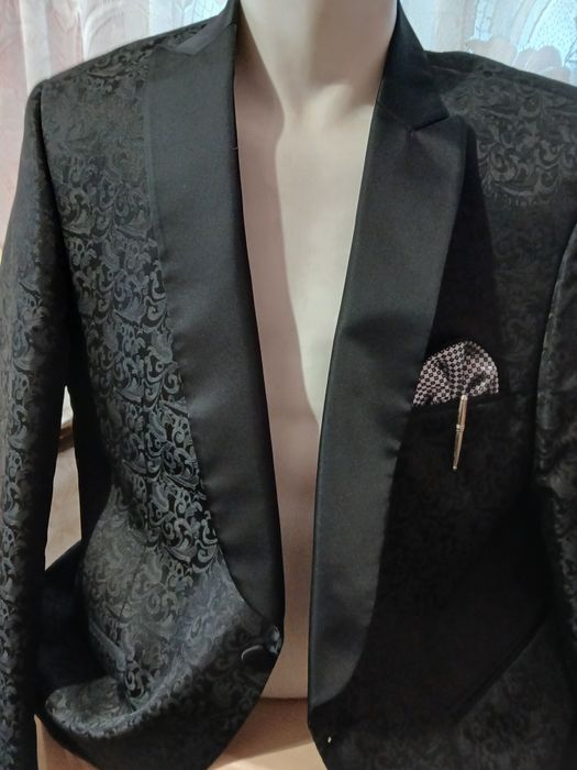 Costum barbati foarte elegant negru cu imprimeu doar sacoul și pantaln