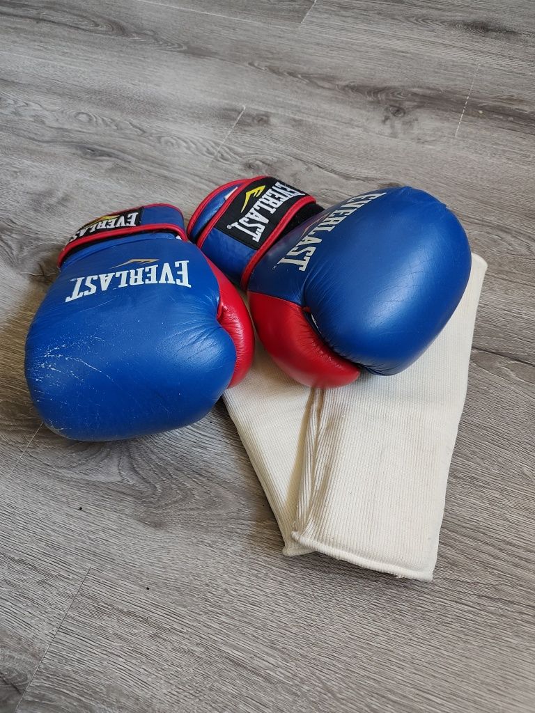 Отдаются перчатки и футы