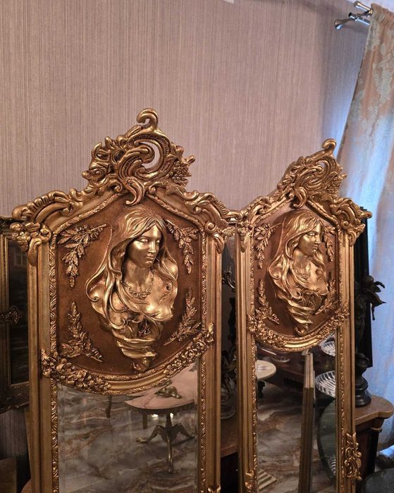 Pereche de oglinzi stilul art-nouveau.