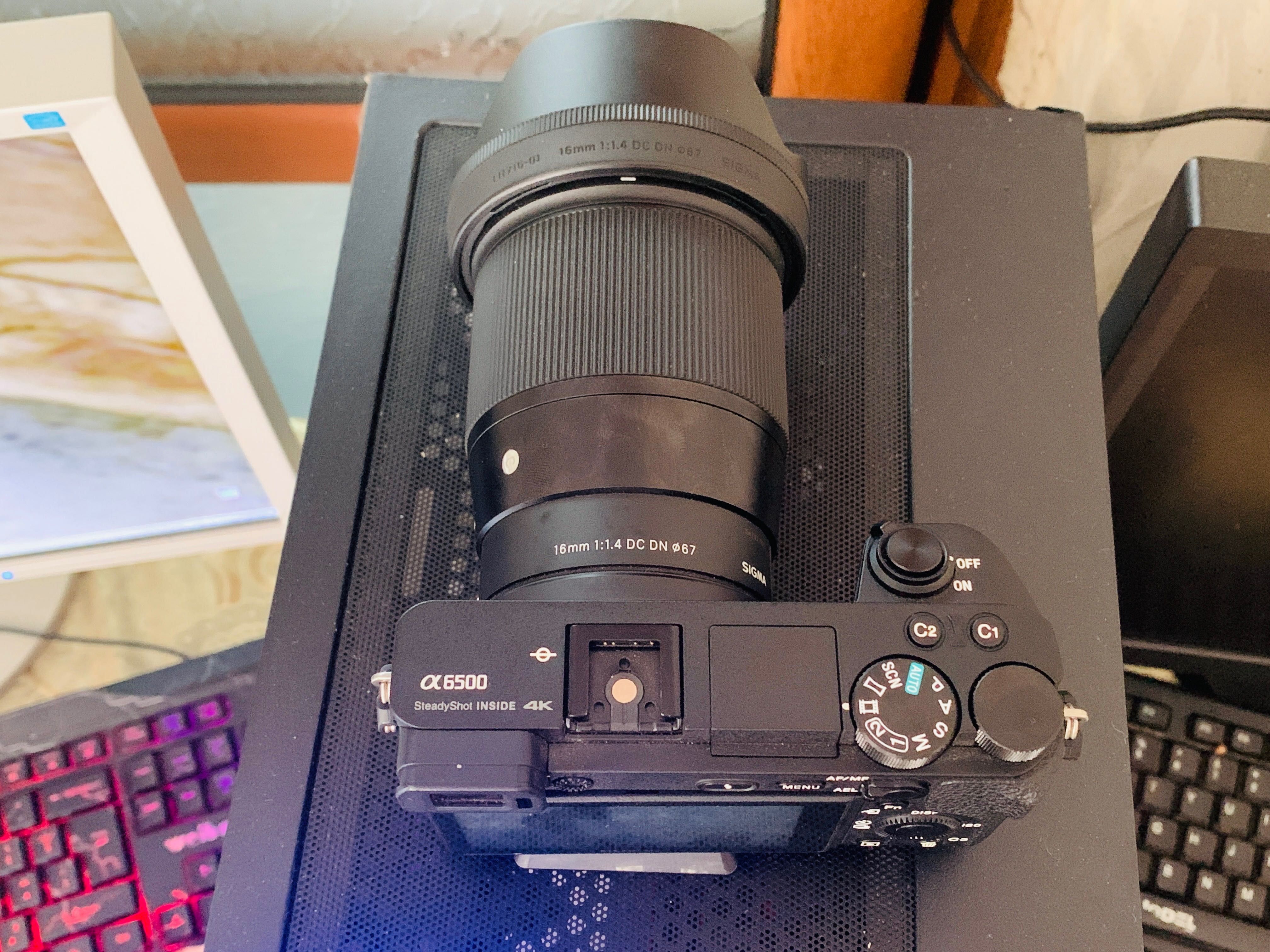 Sony a6500+16mf1.4+3батерий+зарядно+адаптер