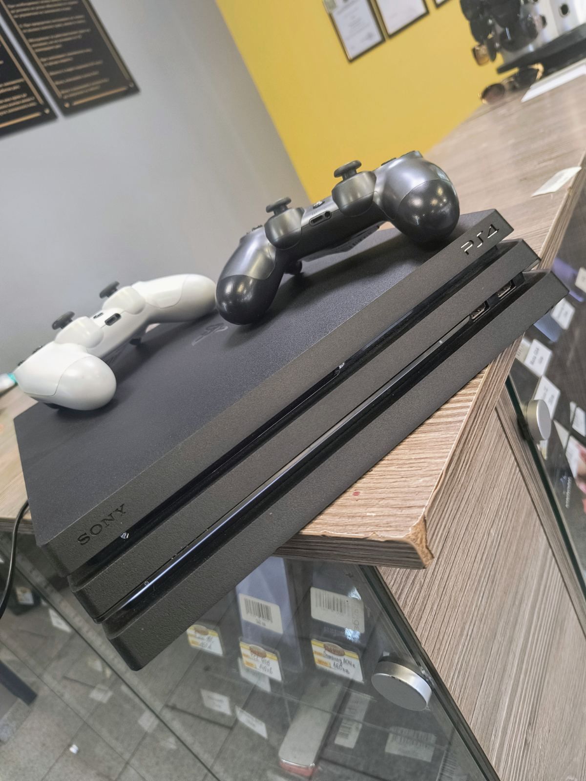 Sony Playstation 4 Pro / PS4 Pro / 1TB два джойстика