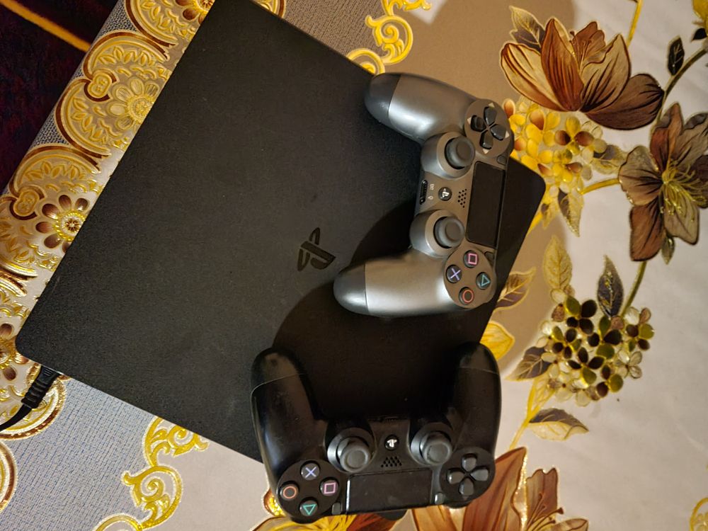 Продаётся Playstation 4