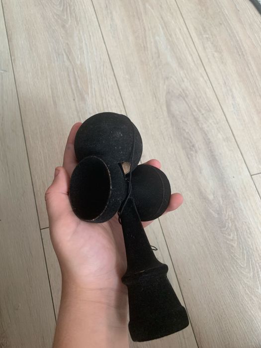 Dau la schimb kendama fuzzy sweets pe tama miguel plus ken lotus