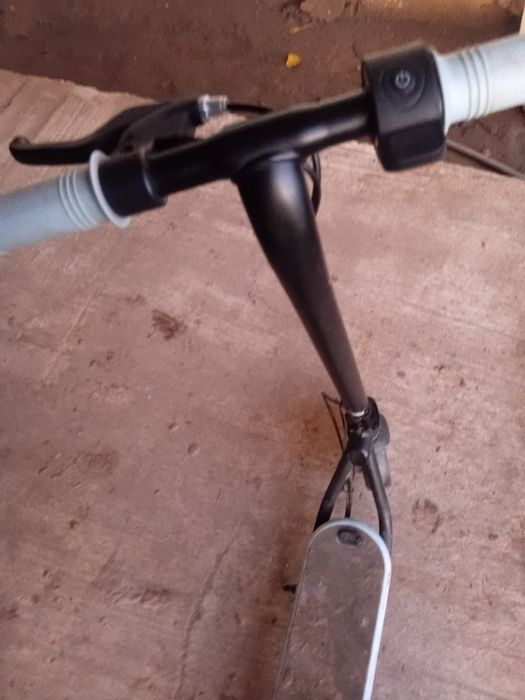 Aceatsta este o trotineta electrica xsd 100 e, prinde intre 15 si 20
