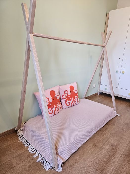 Pat tip cort, cu saltea si baldachin incluse