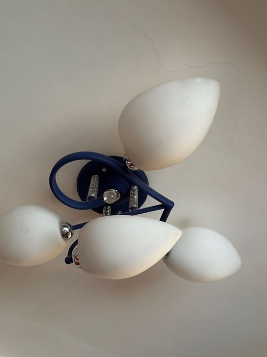 Отдаю даром из дома Люстры чешские хрустальные и картины