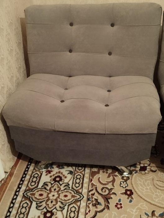 Продам диван с двумя креслами