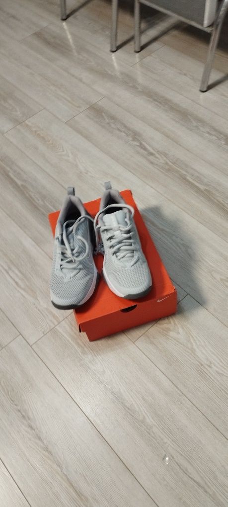 Обувки на  nike.