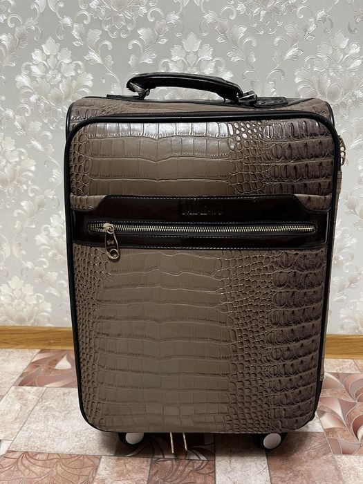 Продам чемодан на колесиках
