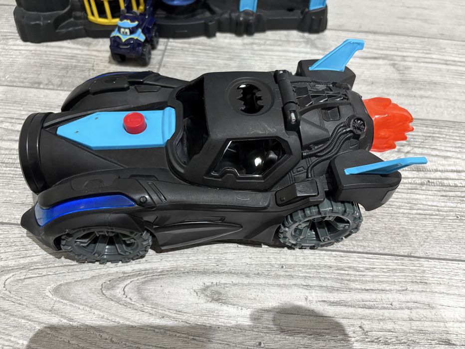 Lot  Masina si statie Batman