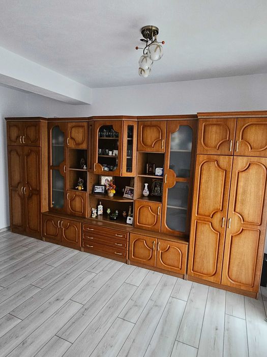 Mobilă de living din 5 corpuri aproape nouă