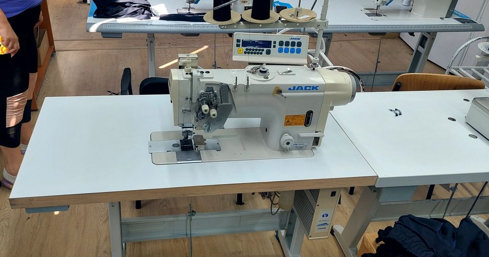 Masina cusut cu doua ace Jack  -58450G