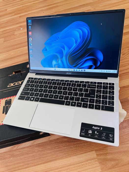 Acer noutbuk 3kun ishlagan yangi turibdi