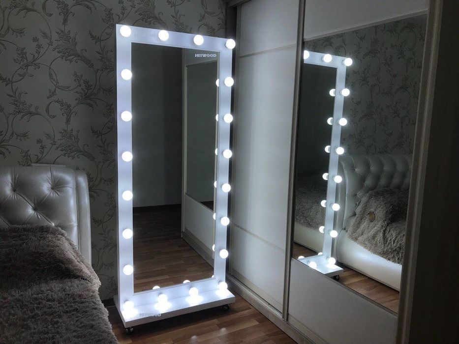 Зеркало на колесиках с лампочками