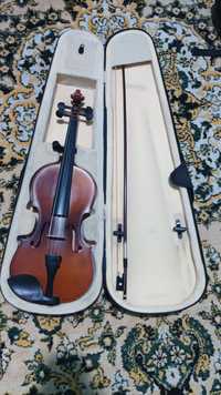 Скрипка хорошего качества с плотным чехлом и смычком
