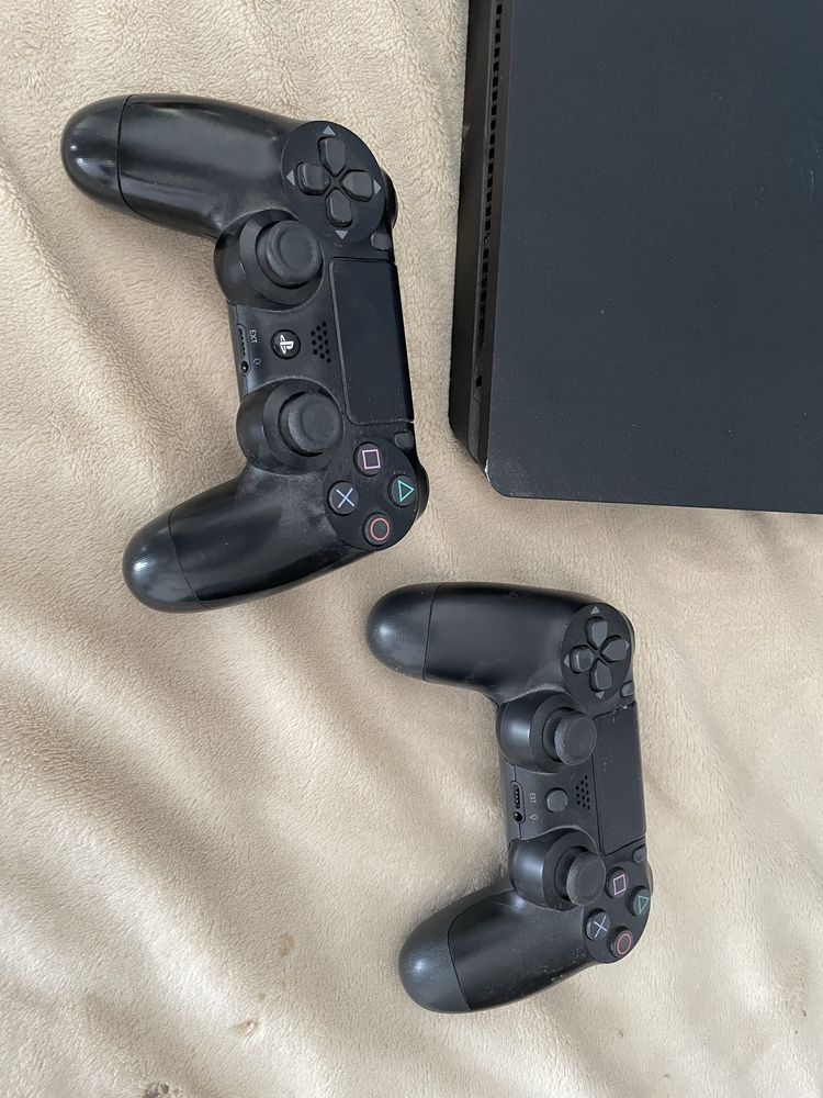 PlayStation 4 cu 2 manete și 3 jocuri