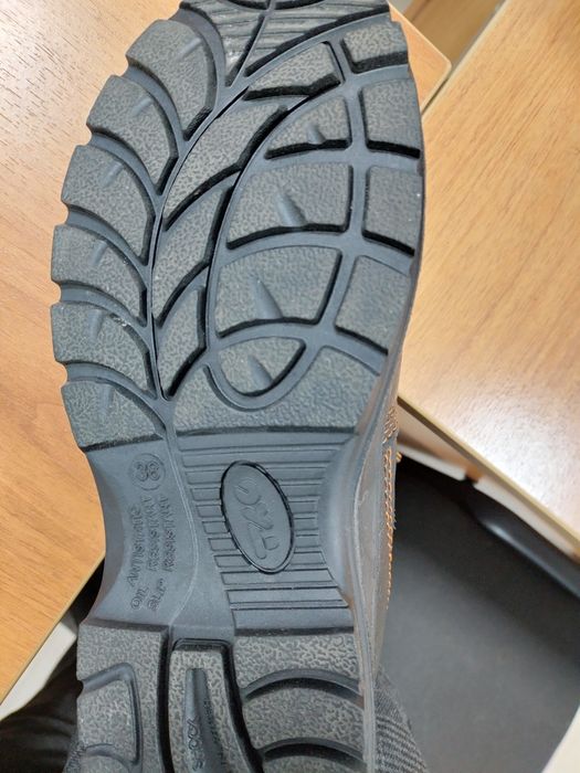 Продам спец  ботинки