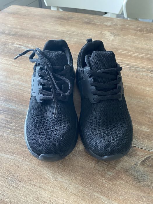 Vand papuci baieti, noi, marimea 32, negri, 60 lei