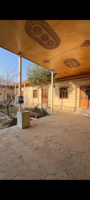 Шахар марказидан Катта ховли сотилади.