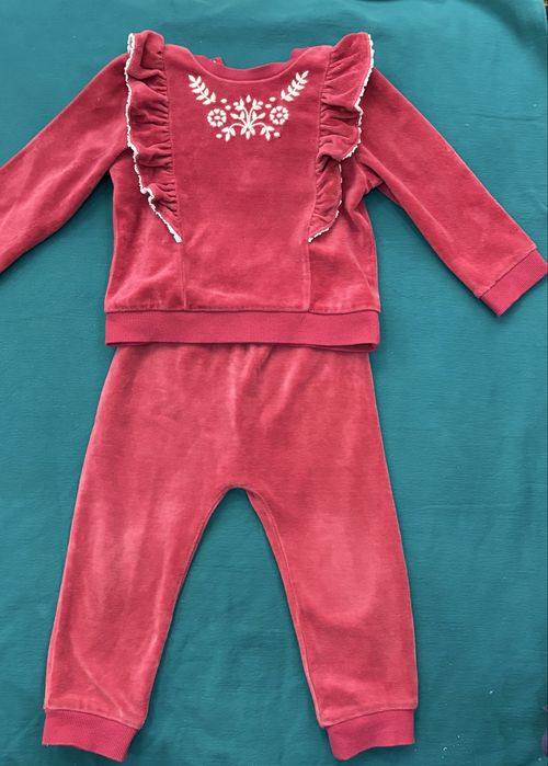 Продаются 2 велюровых костюмчика на девочку 2х лет