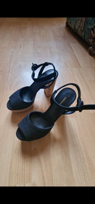 Vând sandale elegante , sunt noi, la prețul de 1000 lei( cel de