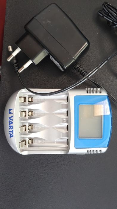 Încărcător acumulatori Varta LCD