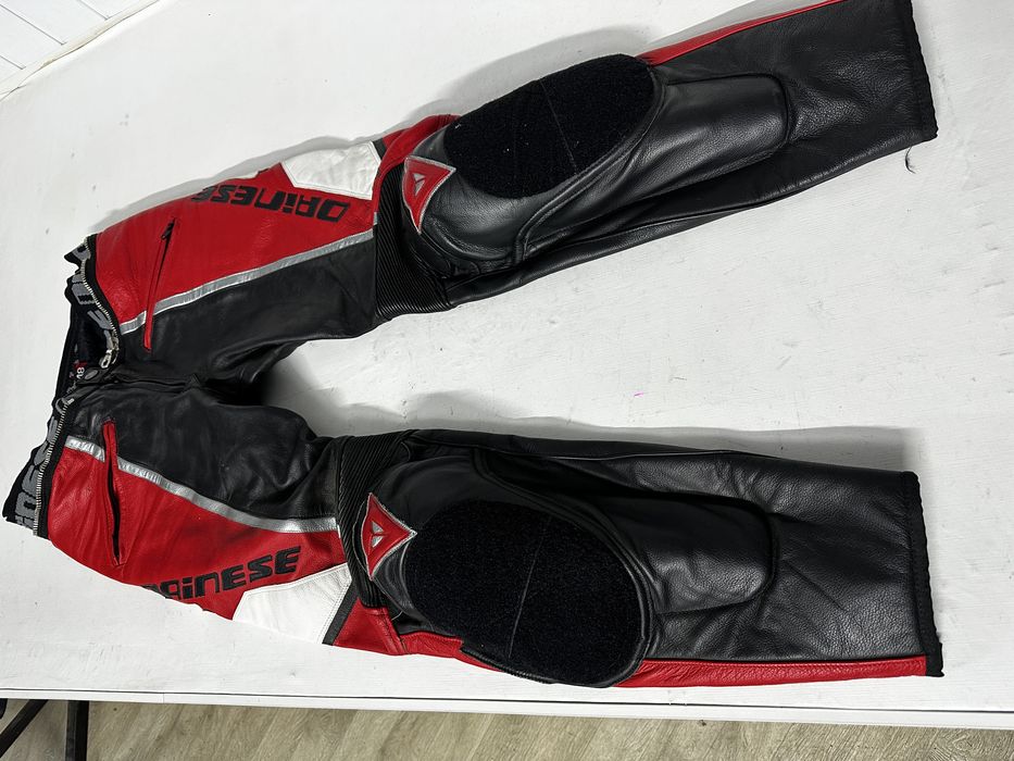 Pantaloni moto Dainese 48 piele cu protectii pentru sportive vitezane