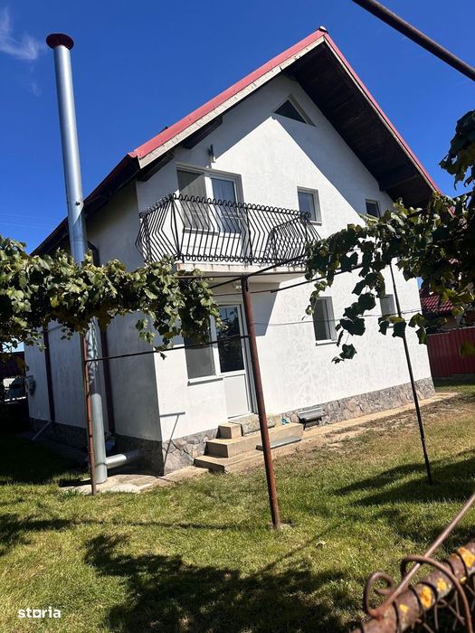 De vanzare 2 case in aceeasi curte,  suprafata Teren 3000 mp