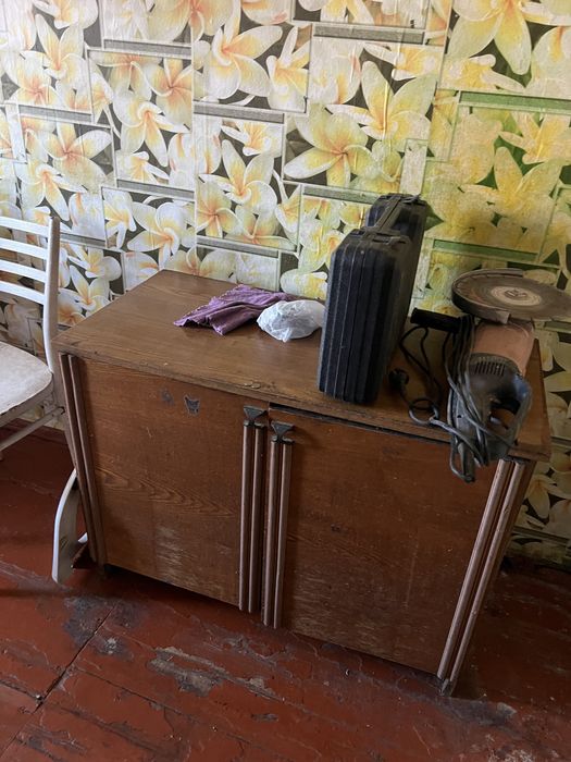 Тумбочка назодиться в общяге