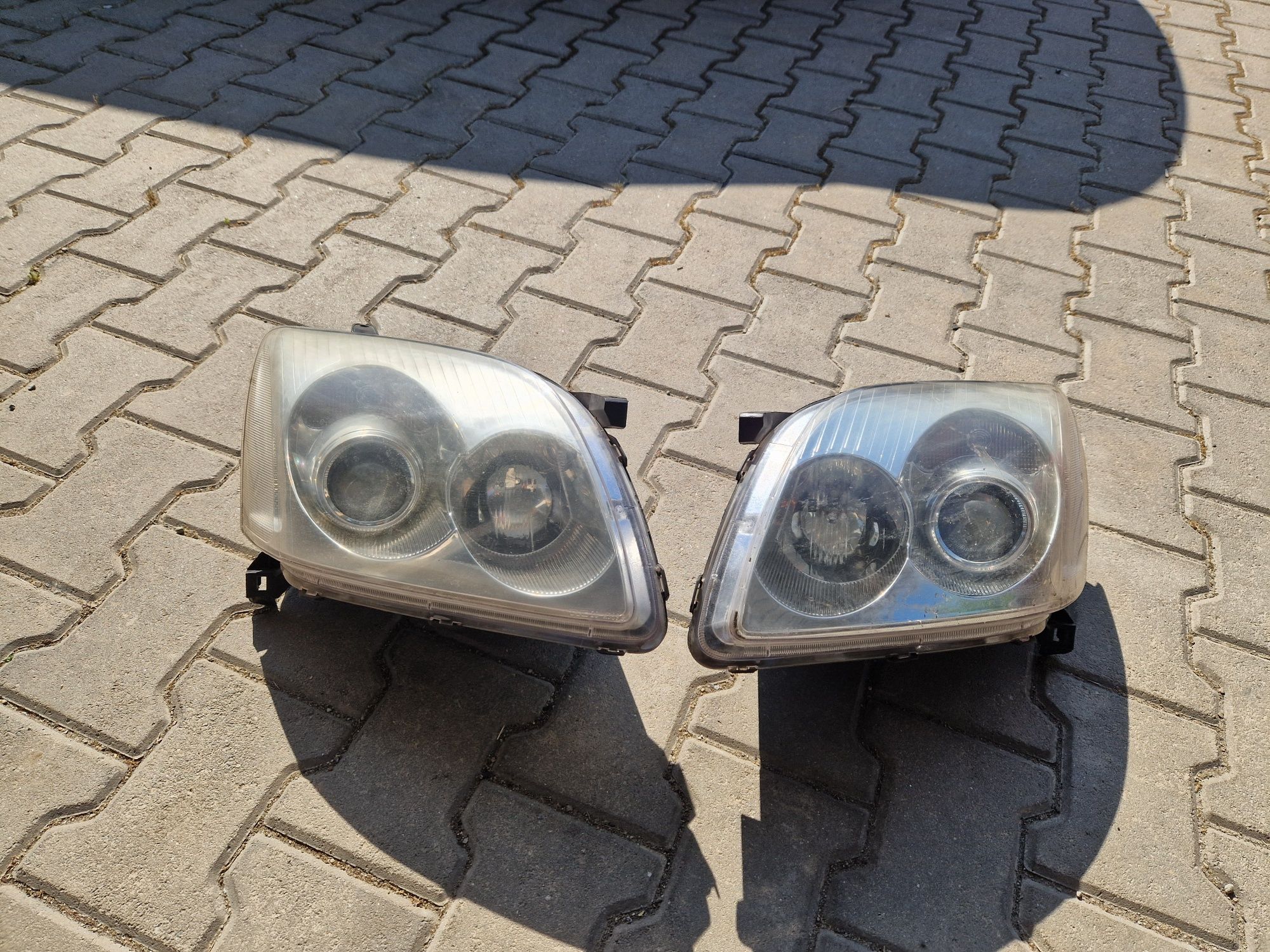 Фарове Toyota Avensis T25 / Тойота Авенсис Т25