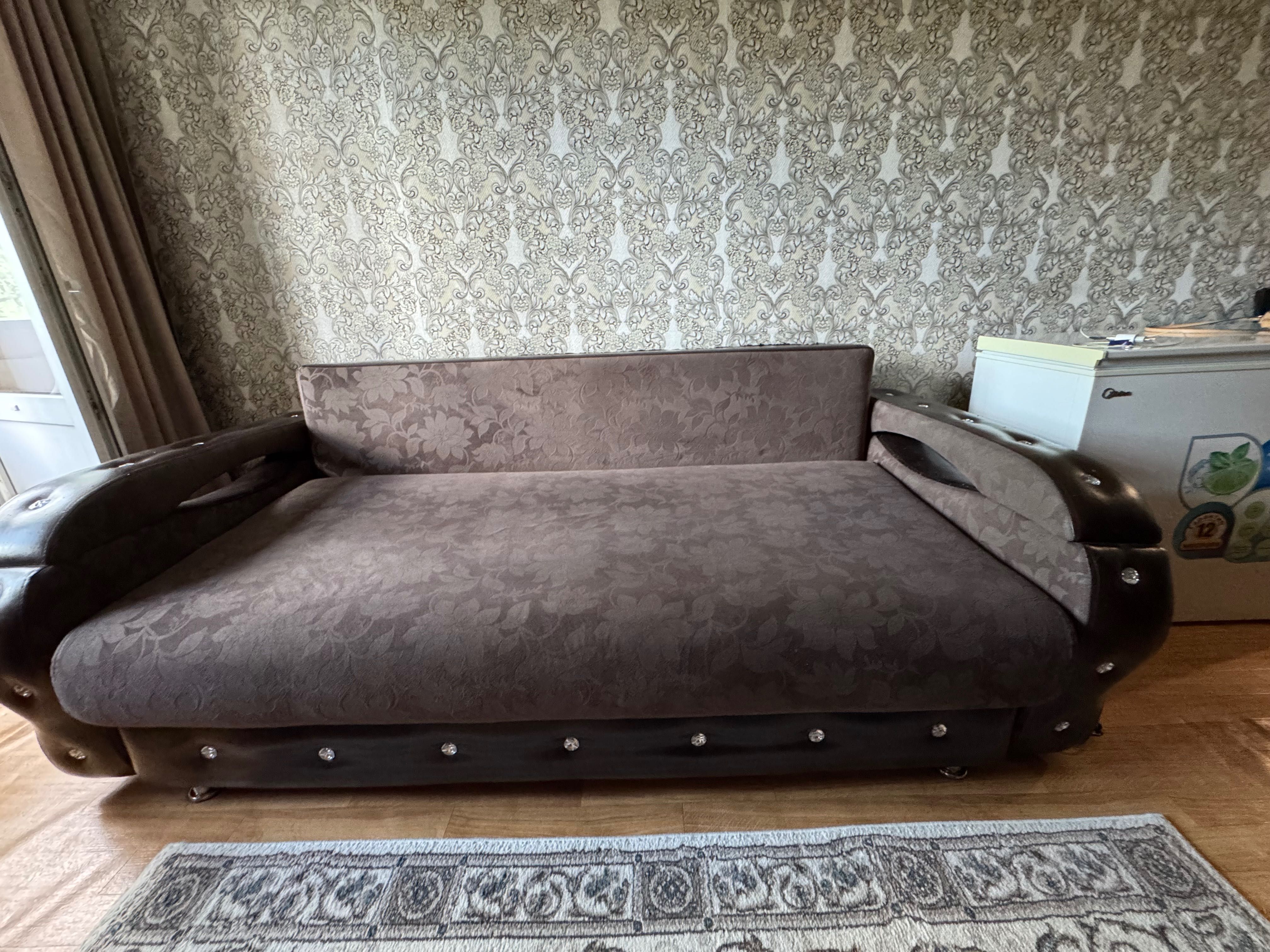 Продаётся диван.