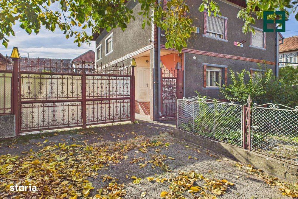 Casă cu 10 camere și 1437 mp teren în Ineu - Arad