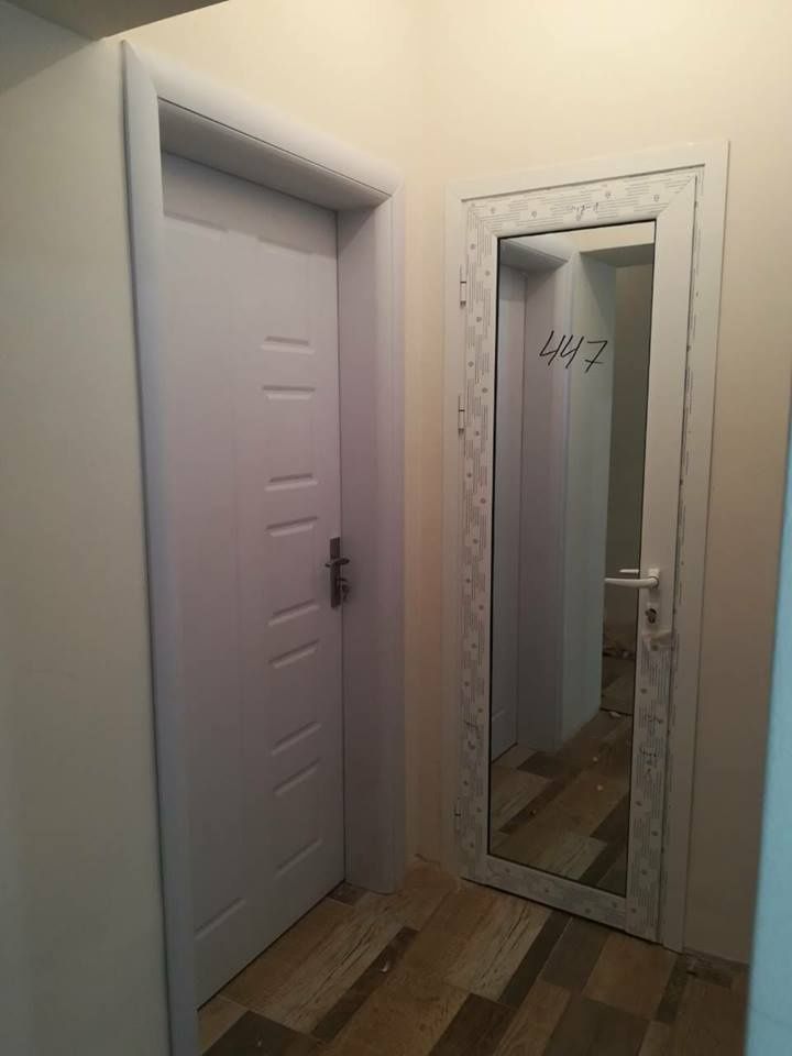Алуминиева врата с огледало бяла
