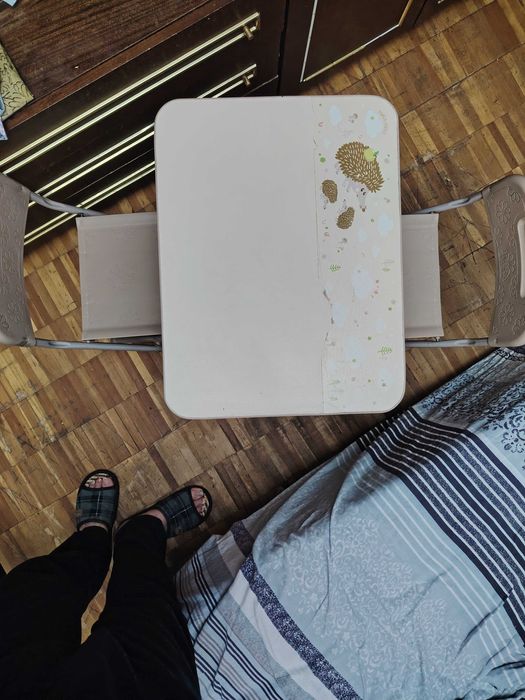 Детский стол продаю 2 стульчика