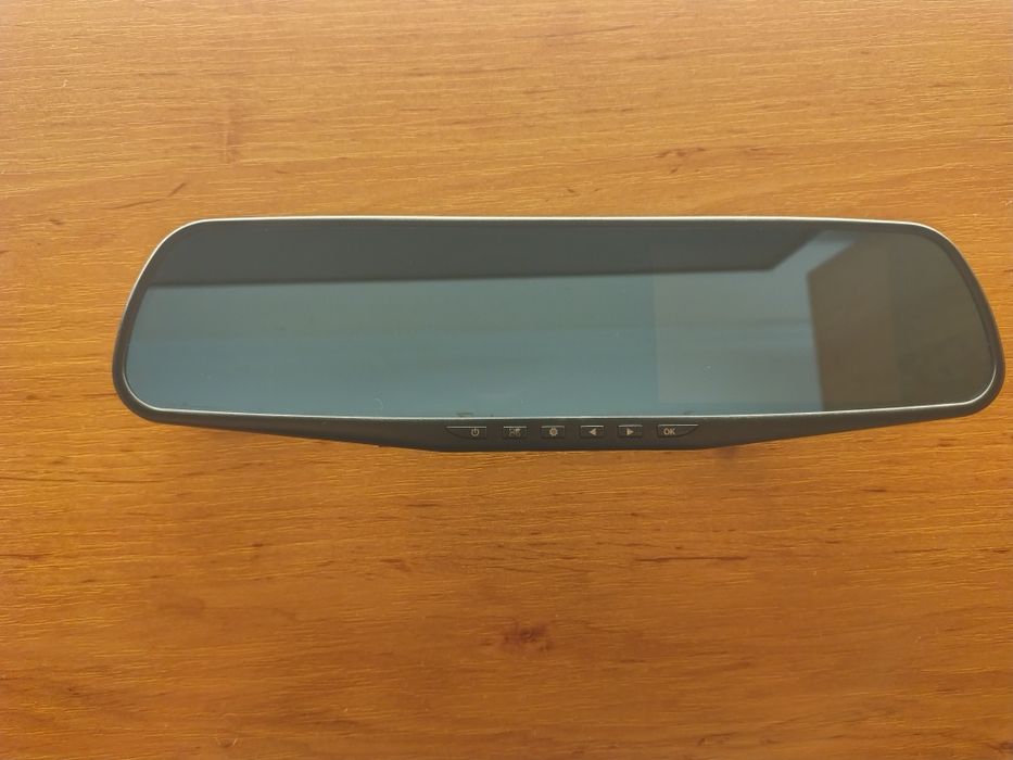 Продавам огледало за кола с камера