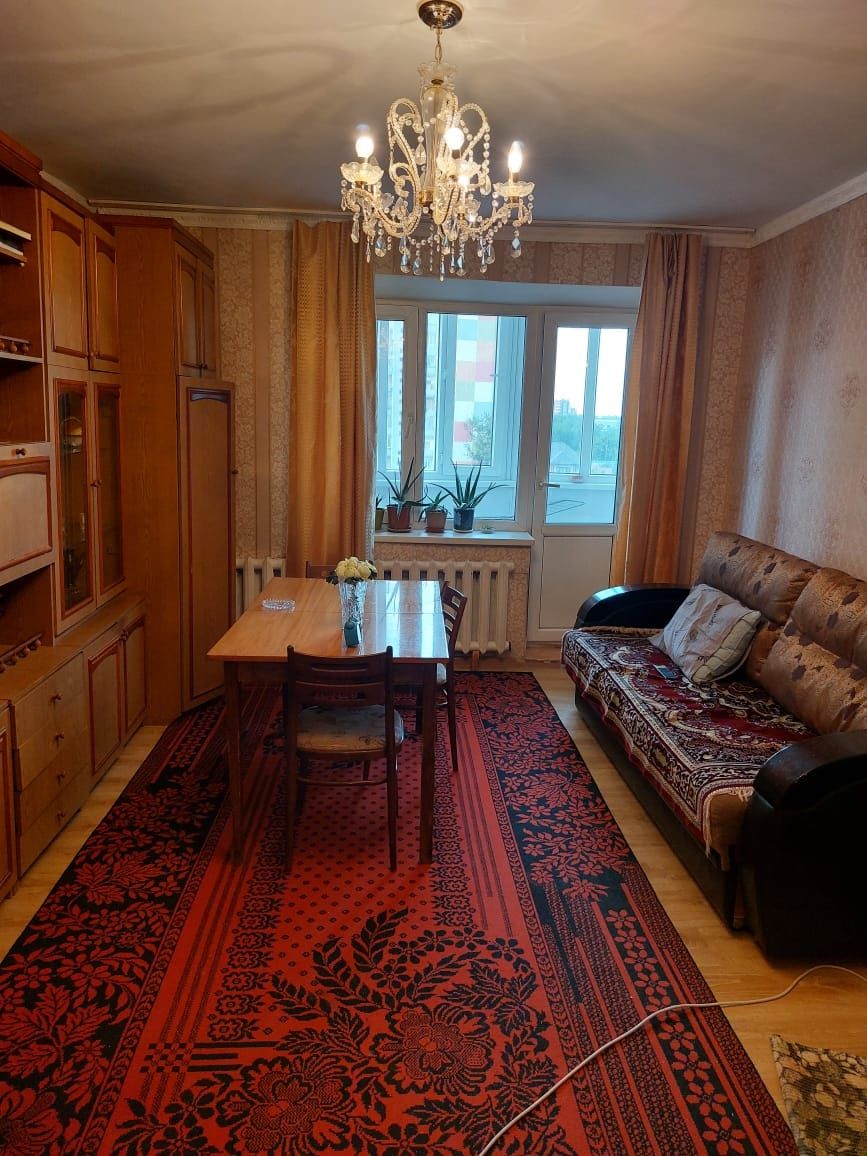 Продам 4 комнатную квартиру в центре.