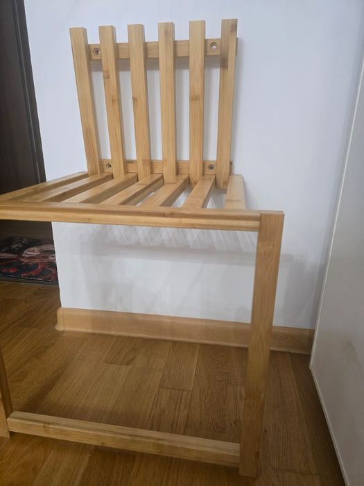 Scaun pliabil din bambus pentru perete