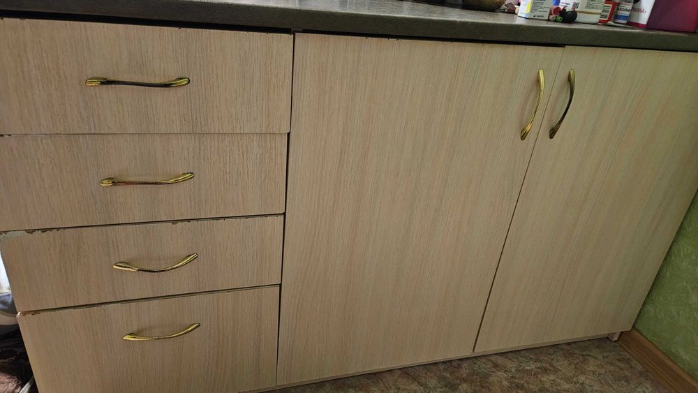 Вместительный кухонный стол