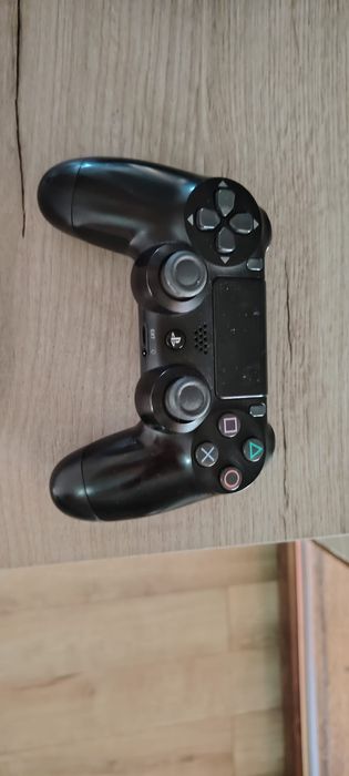 De vânzare Ps4 Pro cu doua manete