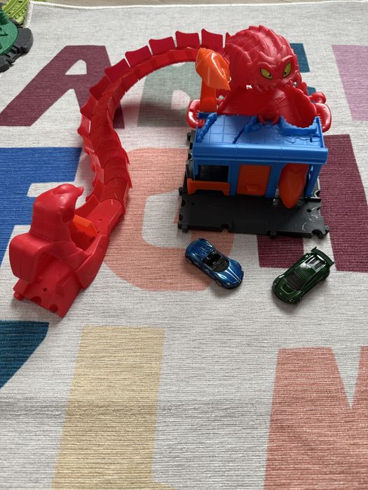 Set Hotwheels Sectia Politie Pista Inamicilor