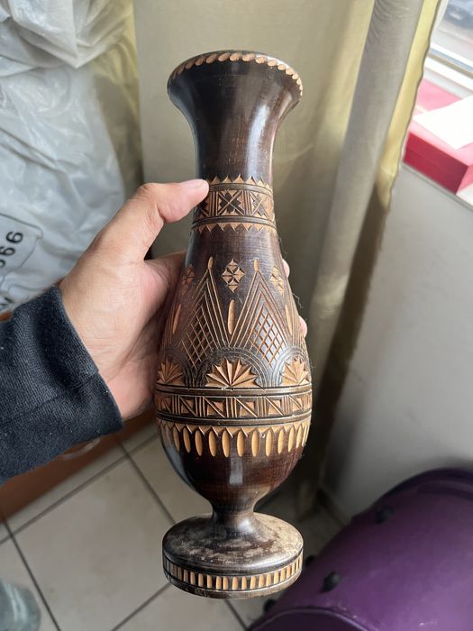 Vaza de epoca frumoasa din lemn turnat sculptat,cu design normal