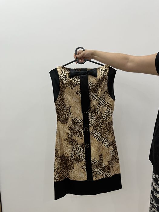 Продаю платье б/у 46р цвет комбинированный черный и золотистый.