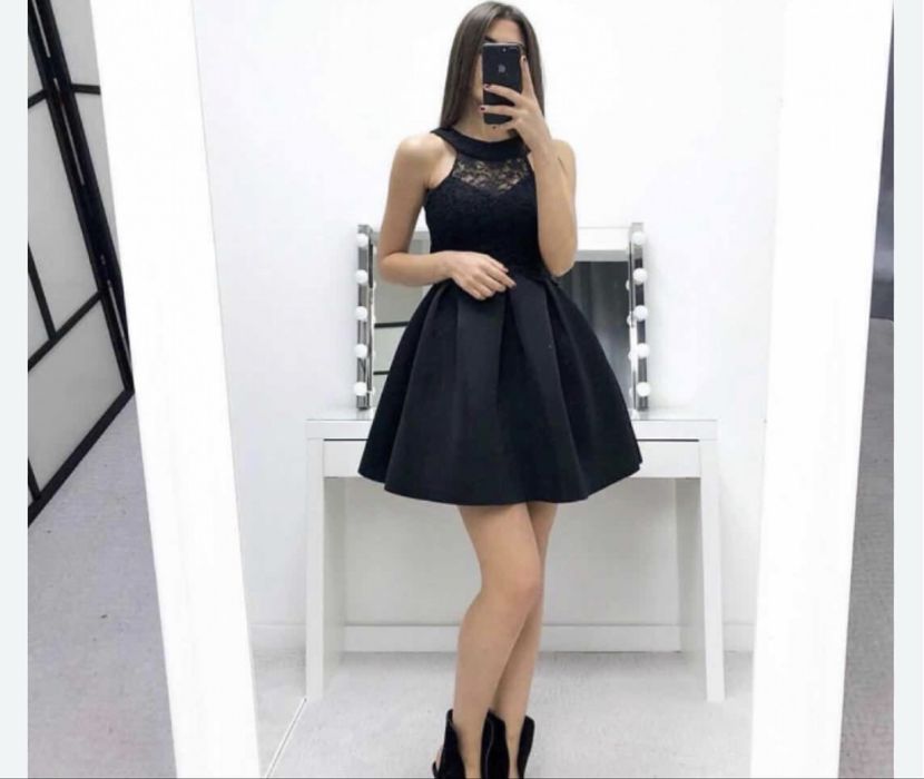 Къса дантелена рокля