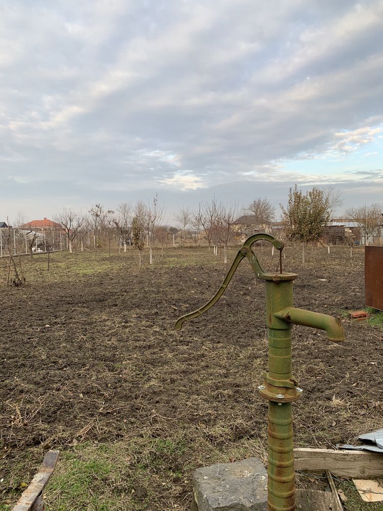 vand casa sau 1000 m patrati din terenul casei